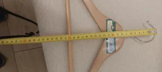 9 ud Perchas de madera y metal,  tamaño mediano.