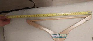 9 ud Perchas de madera y metal,  tamaño mediano.