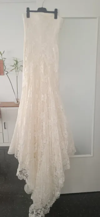 Vestido de Novia color crema.de Encaje.