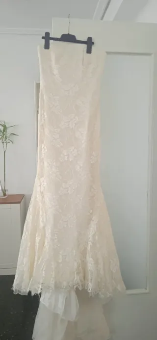 Vestido de Novia color crema.de Encaje.