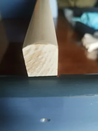 Estantería de madera blanca y azul.