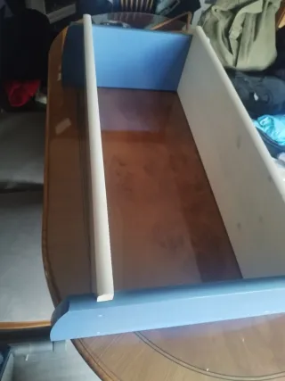 Estantería de madera blanca y azul.