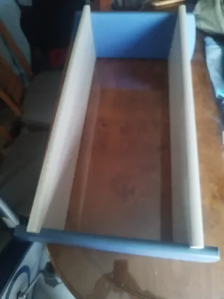 Estantería de madera blanca y azul.