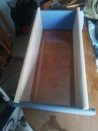 Estantería de madera blanca y azul.