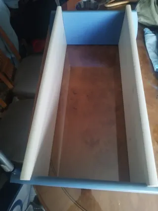 Estantería de madera blanca y azul.