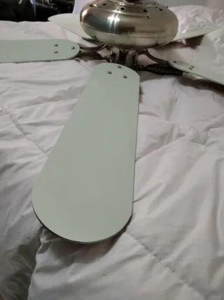 Ventilador de techo plateado y blanco como nuevo