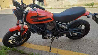 Moto Naranja Mandarina.  Ducati escrambler. 400