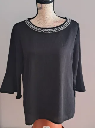 Blusa negra con bordado