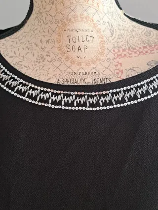 Blusa negra con bordado