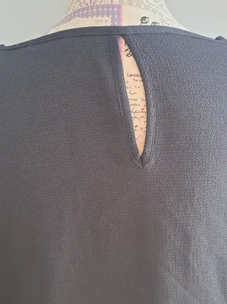 Blusa negra con bordado