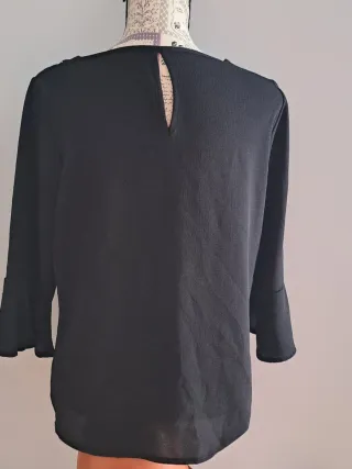 Blusa negra con bordado
