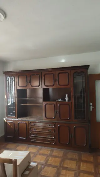 Mueble de salón de madera con vitrina