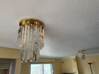 Lámpara de techo dorada y cristal