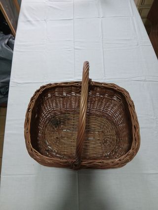 Cesta de mimbre marrón