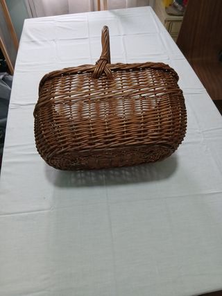 Cesta de mimbre marrón