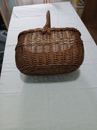 Cesta de mimbre marrón