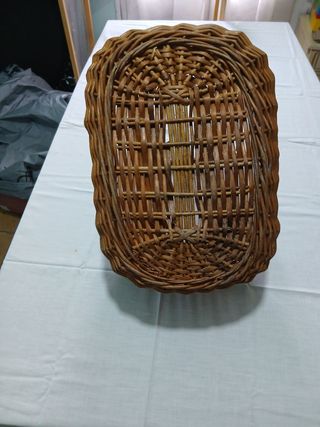 Cesta de mimbre marrón