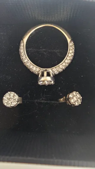 Anillo y pendientes de diamantes