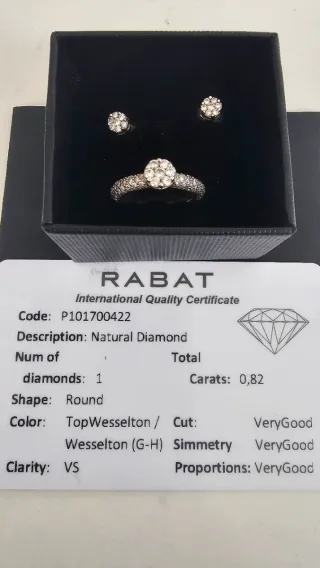 Anillo y pendientes de diamantes