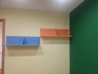 Estanterías de madera en azul y naranja