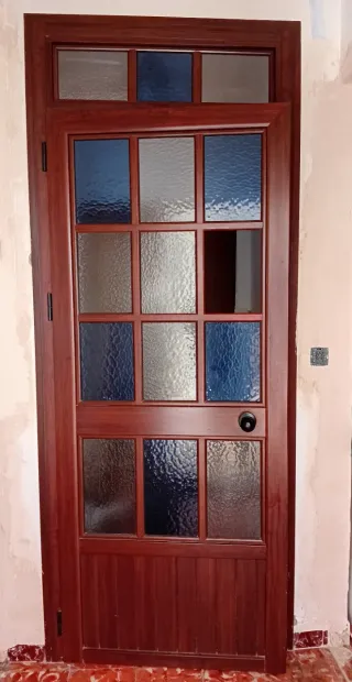 Puerta de aluminio con cristales