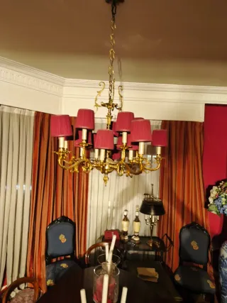 Lámpara de araña de bronce con pantallas granares