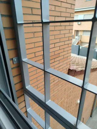 Reja gris lacada con apertura y cerradura