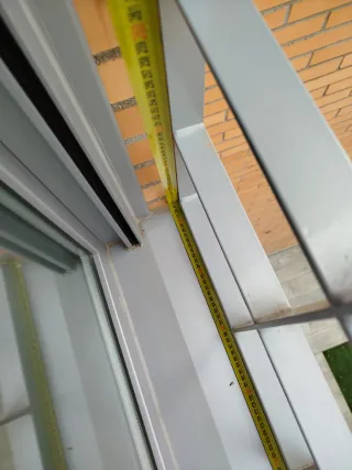 Reja gris lacada con apertura y cerradura