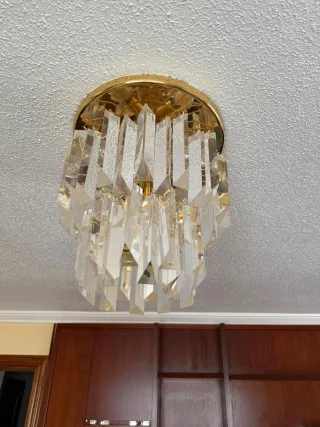 Lámpara de techo dorada con cristales