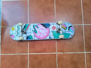 Monopatín volcom con diseño retro