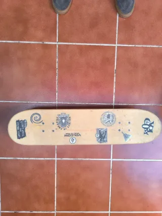 Monopatín volcom con diseño retro