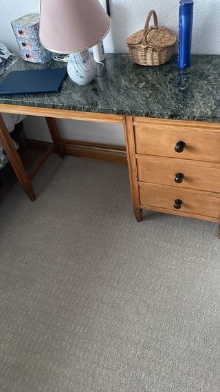 Escritorio madera con tapa mármol