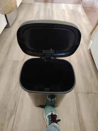 Papelera negra de plástico