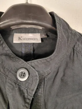 Chaqueta negra estilo militar