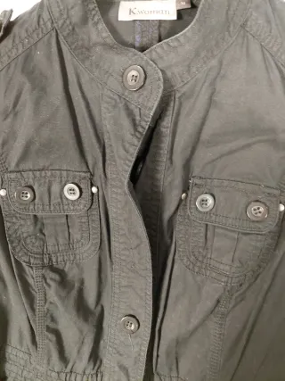 Chaqueta negra estilo militar