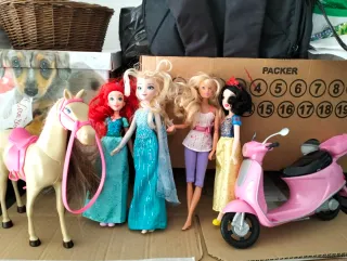 Lotto bambole con cavallo e scooter