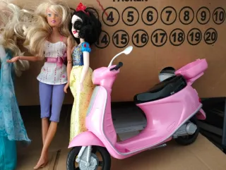 Lotto bambole con cavallo e scooter