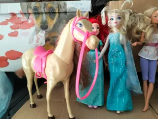Lotto bambole con cavallo e scooter