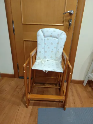 Trona convertible en mesa de madera