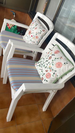 Sillas de jardín blancas con cojines