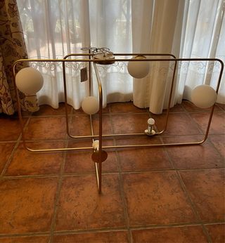 Lámpara de techo dorada con esferas