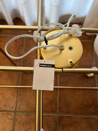 Lámpara de techo dorada con esferas