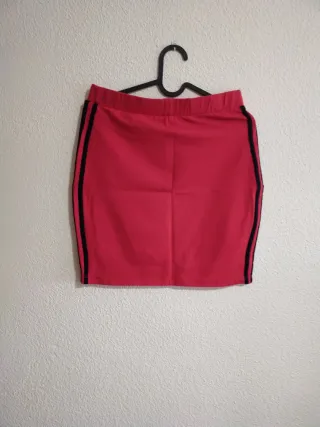 Falda Adidas Roja con Rayas Negras. Marca Local.