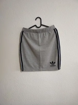 Falda Adidas Roja con Rayas Negras. Marca Local.