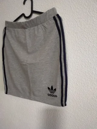 Falda Adidas Roja con Rayas Negras. Marca Local.