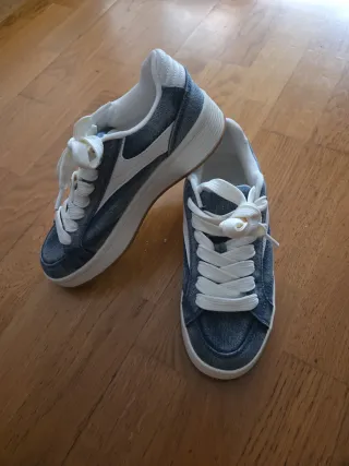 Zapatillas ZARA tejana azul y blanca