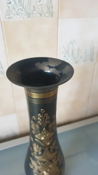 Vaso de latão com 35 cm de altura