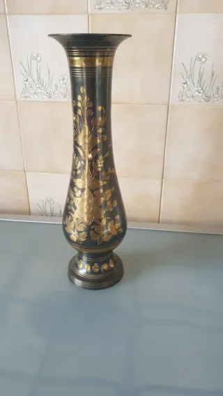 Vaso de latão com 35 cm de altura