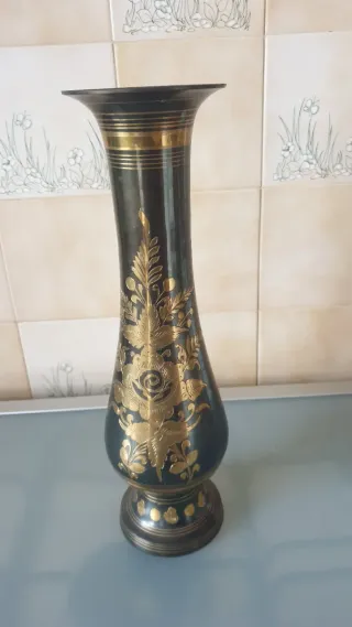 Vaso de latão com 35 cm de altura
