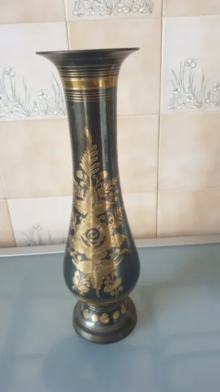 Vaso de latão com 35 cm de altura